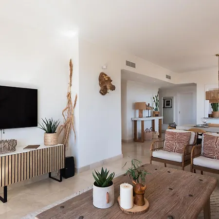 Апартаменты Beautiful Penthouse With Ethnic Interiors Эстепона