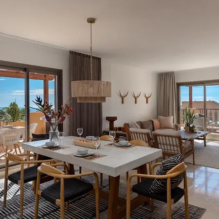 Beautiful Penthouse With Ethnic Interiors شقة